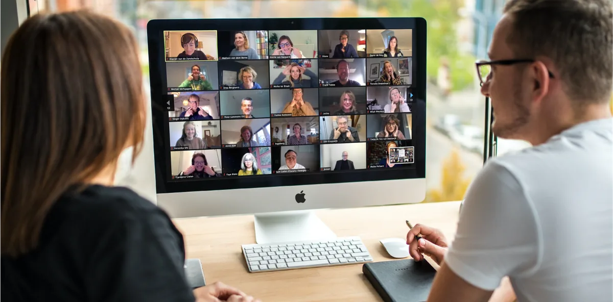 Deelnemers aan een online ledenvergadering in beeld tijdens de statutaire jaarvergadering