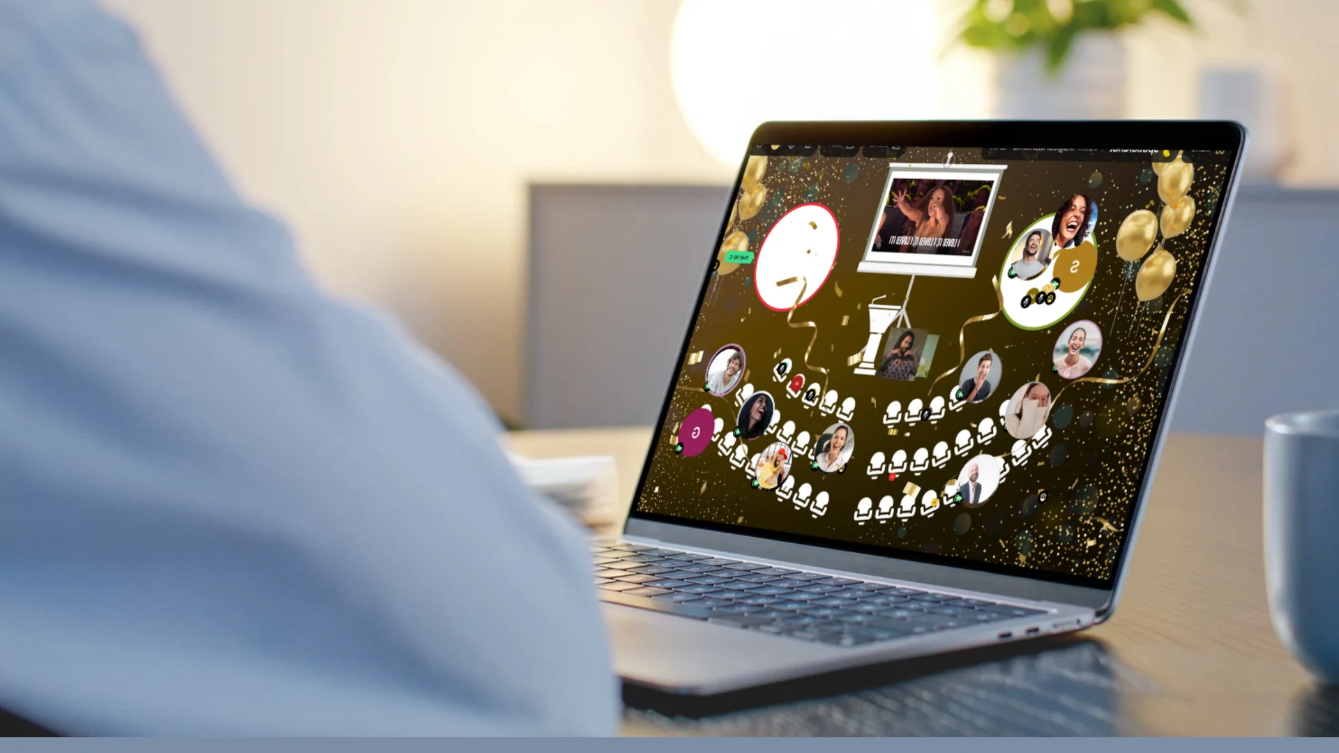 Online kerstfeest in een feestelijk aangeklede virtuele ruimte met gouden ballonnen en collega's in beeld