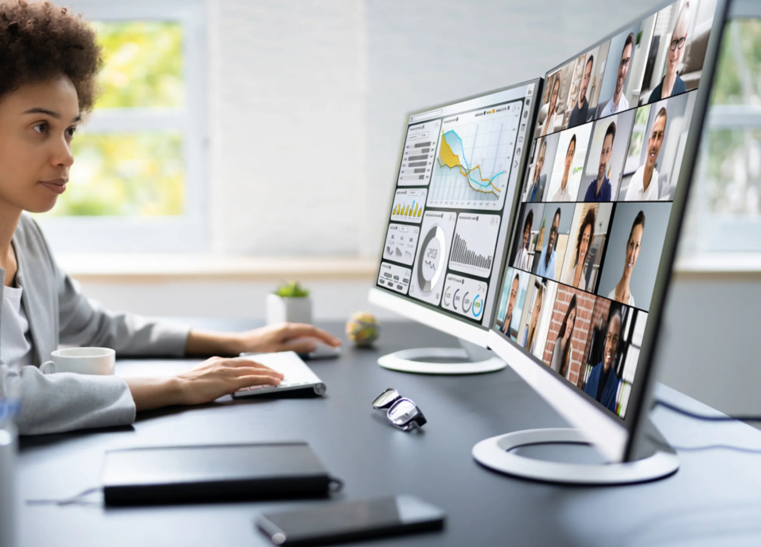 Een Meeting Master volgt een online bijeenkomst op twee schermen, met de cijfers van de sessie en de deelnemers in beeld, ondersteund door MeetingMasters