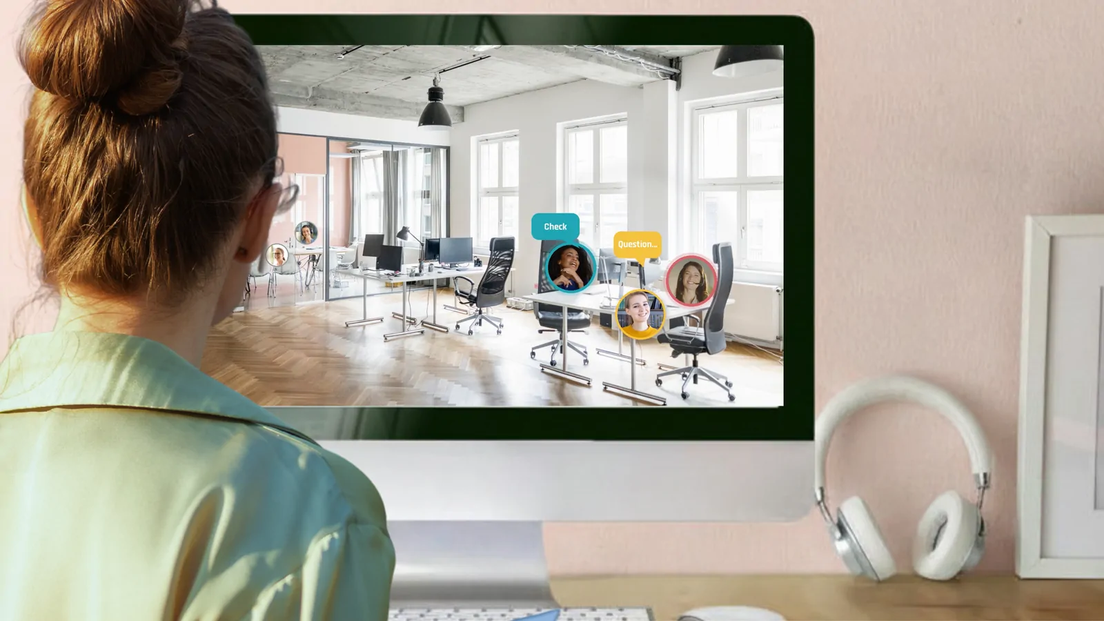 Medewerker in een virtueel kantoor in SpatialChat — een open kantoorruimte met collega's die live samenwerken en contact maken